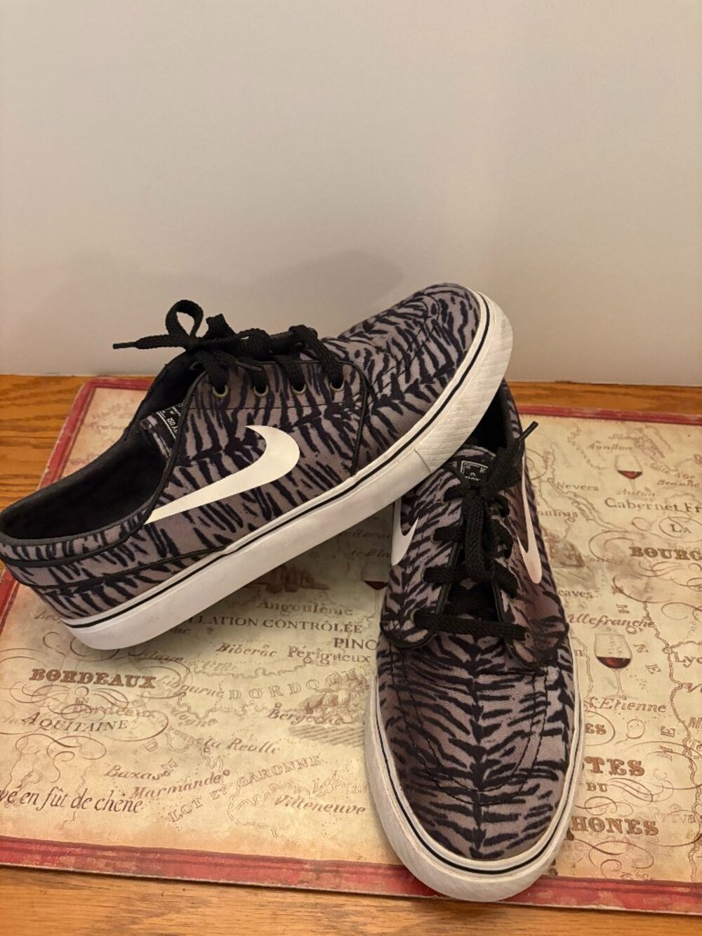 🔥 LIKE NEW NIKE SB ZOOM JANOSKI - DARK GREY ZEBRA PRINT 🔥